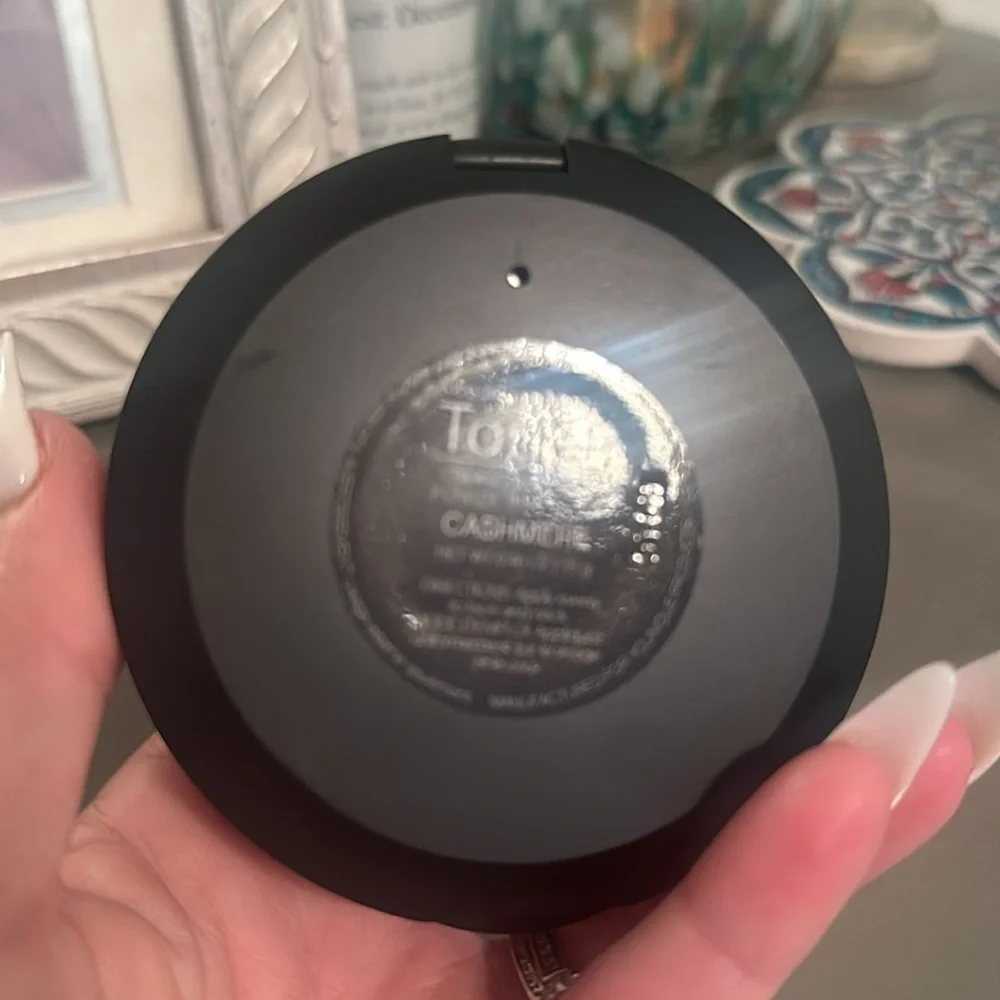 Younique foundation. - Picture 3 of 6